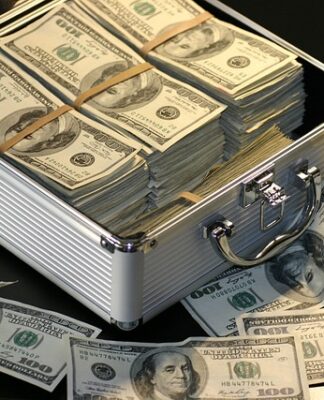 Ile zarabia administrator?