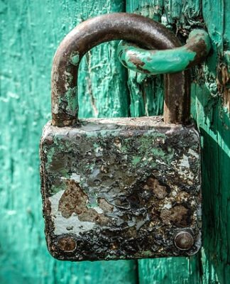 Jak zapewnić bezpieczeństwo pracy w systemie operacyjnym?